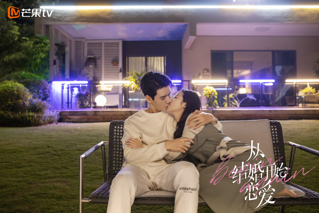 # 4 《从结婚开始恋爱》 一般甜宠剧/偶像剧的「霸道总裁爱上我」主题,在这部《从结婚开始恋爱》中有了惊喜反转:霸总是咱们气场两米八的女主角「小鹿总」鹿方宁,追夫对象则是高颜值高智商的暖男医生「凌睿」! 上一秒还是女霸总下一秒直接摇身变成性感撩男御姐,看起来没什么回应的凌睿其实已经越渐经不住攻势、蓄力反撩!先婚后爱剧情含糖量超级高,而且男女主CP感超强、幕后花絮也粉红泡泡爆多~是本季被网民强烈推荐的一部好看作品。