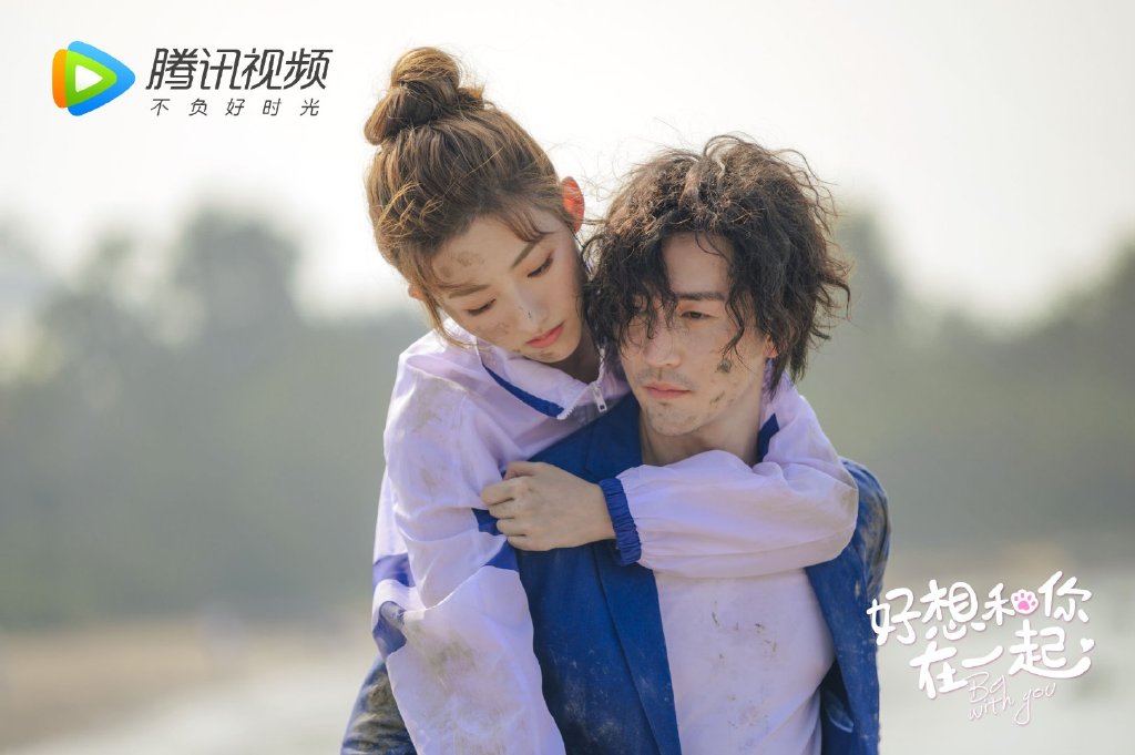 # 2 《好想和你在一起》 故事讲述元气少女漫画家戚年为了获取漫画灵感接近高冷教授纪言信,俩人在相处中各种爆笑乌龙事件频出,浪漫甜蜜又笑点十足~最终收获了命定爱情。 除了主线CP,剧中另外两对CP也超高糖分呢~目前在豆瓣收获7.0超高评分、平均得4颗星!是近期被网民大推的一部「一口气追8集狂呼看不够」黑马好剧!值得入坑~