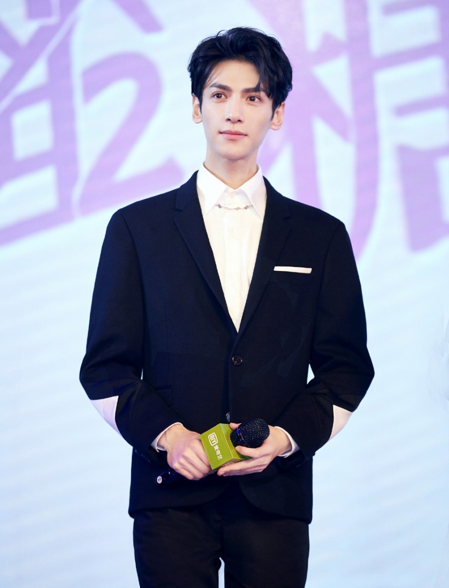 罗云熙 《良言写意》 Leo罗云熙一直有传出演的《良言写意》据知会在11月中旬开机;女主角人选方面则传将由程潇主演~该剧讲述男主角厉南衍(又名厉择良)和女主角苏写意(又名沈写意)之间的虐恋;俩人在少年时代是彼此的阳光照亮青春岁月,因故分离后再次重逢时,却已是写意为了报复而归来…