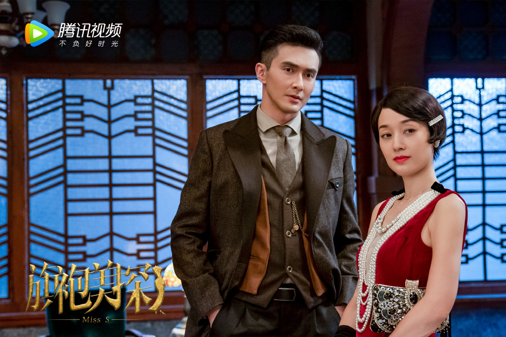 TOP 3 :《旗袍美探》 高伟光、马伊琍主演的7.0高评分民国探案剧《旗袍美探》凭高质量制作和男女主角演技实力出圈!故事讲述20世纪30年代游学欧洲多年的上海名媛苏雯丽返回上海;作为法租界警务局中央巡捕房探员的她在案情分析时表现出的机敏和见识,都让警局探长罗秋恒为之叹服;俩人组成黄金搭档一同破解一件件离奇悬案。