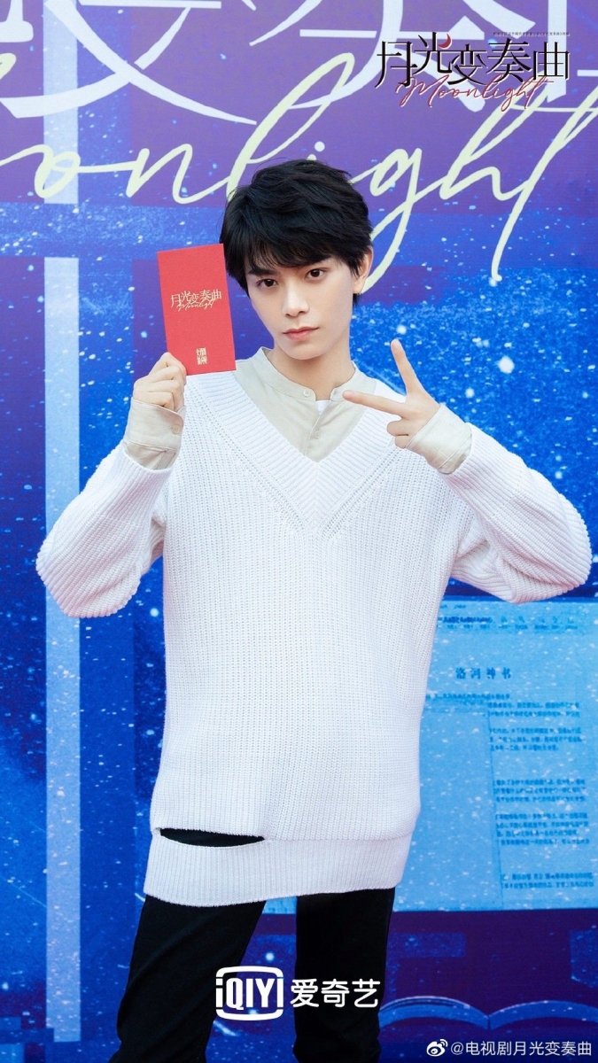 丁禹兮 2021新剧:《月光变奏曲》 今年5月小丁主演的《韫色过浓》和《传闻中的陈芊芊》相继爆火~而后不久他宣布与彭昱畅主演悬疑电影《天才游戏》,饰演性格复杂的附加少年陈伦;并且在9月官宣携手虞书欣主演甜宠剧《月光变奏曲》,在剧中饰演大神作家昼川,与元气少女初礼之间展开了一段有怼有甜的高甜爱恋。