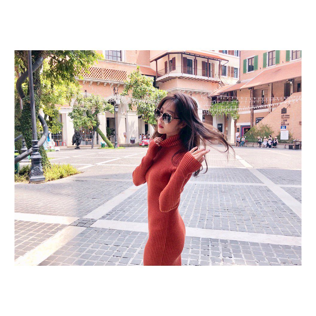 此外她也分享过自己会准备一杯用带皮柠檬片+温热水泡成的柠檬水,在睡前喝下帮助达到身体酸碱平衡,同时还有助眠即提升新陈代谢效果。