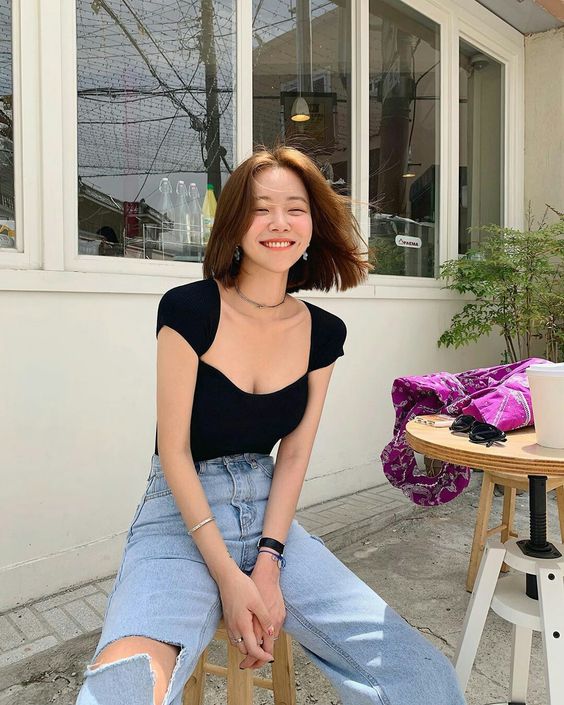 关于防晒你可能还不知道的事(六):防晒最容易忽视着几个部位 涂抹防晒霜一定要确保均匀、彻底覆盖到全脸;比如较薄较脆弱的眼周肌肤、容易有颈纹增生暴露年龄的颈部肌肤。爱穿露肩上衣的女生也切记肩膊胸口处也要擦到防晒唷!