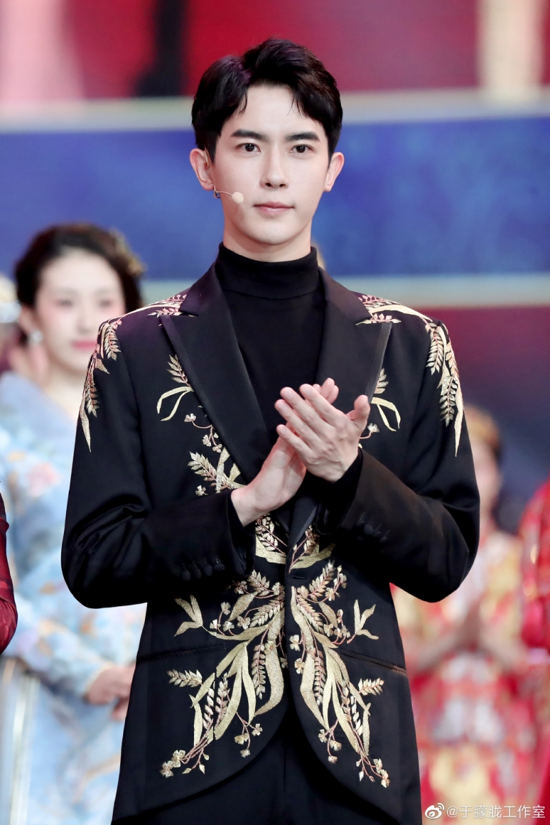 TOP 8 ：于朦胧 （艺人新媒体指数：7.93） 古装半永久男神于朦胧不久前与邢菲合作的古装武侠言情剧《明月曾照江东寒》刚播毕，收视表现很不错；上半年和陈钰琪主演的古装剧《两世欢》中也有不俗表现。月前他和李墨之主演的都市生活剧《约定之青年有为》已开机拍摄，期待他的现代戏表现！