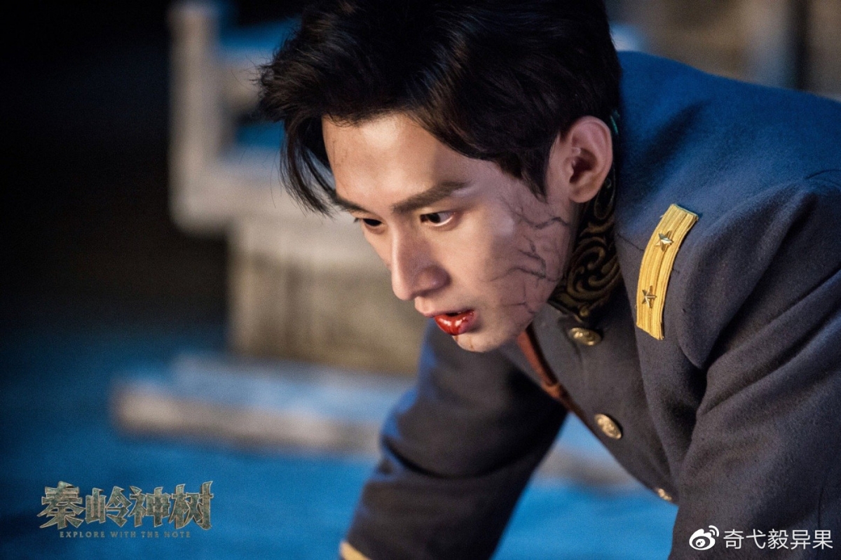 成毅：《怒海潜沙&秦岭神树》张不逊 今年因《琉璃》禹司凤一角爆火的成毅，前几年其实出演过不少男配角色～其中在《怒海潜沙&秦岭神树》中他主要饰演气质清冷的张起灵，30+集中分饰了军官「张不逊」一角。 虽然孙不逊只出现短短几集，但为了让身心长生不老之术的恩人张高原看清「邪术真相」，不惜舍身取义牺牲自己换对方一世清醒，壮烈牺牲被许多观众誉为「最意难平」配角之一！