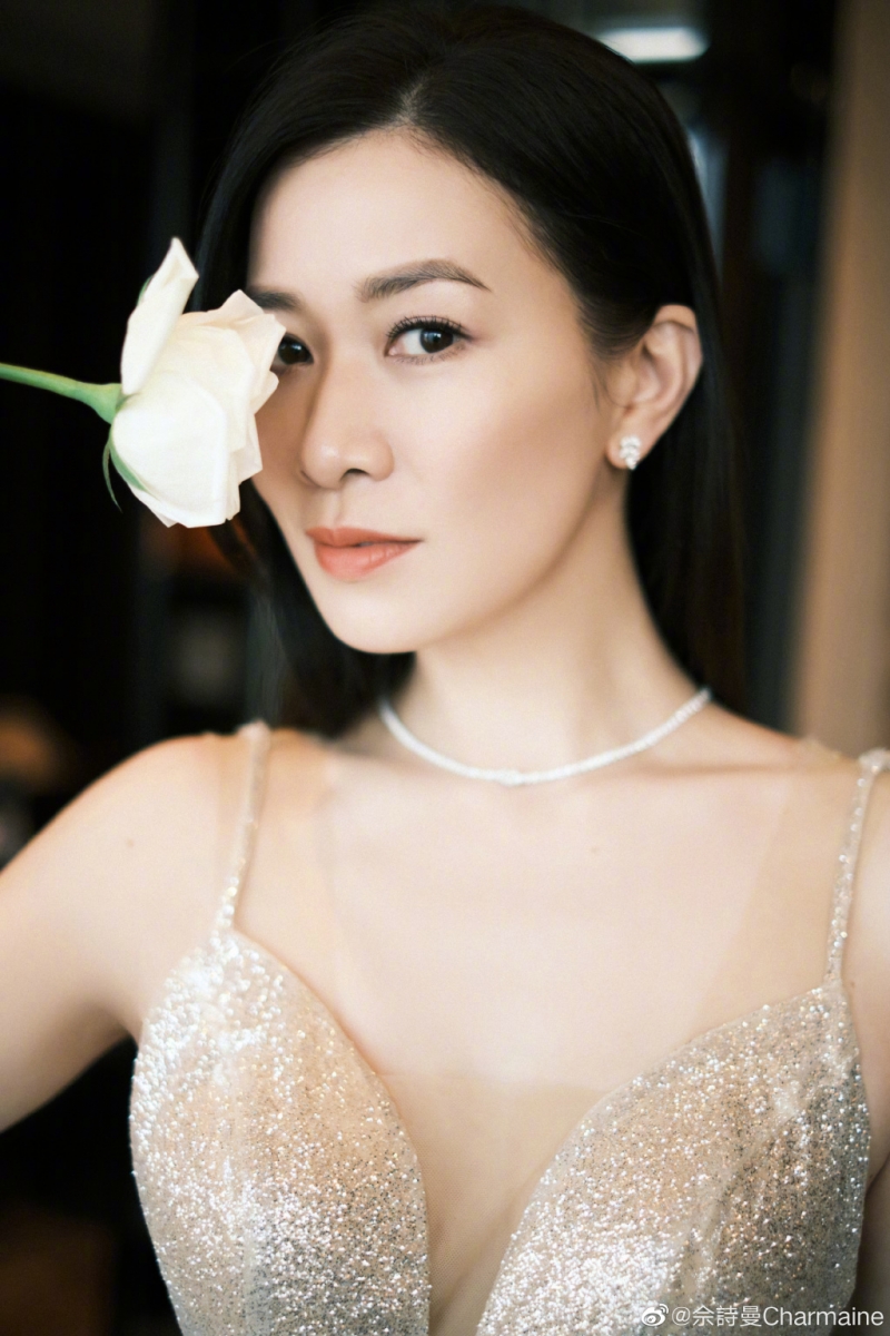 佘诗曼冻龄保养秘诀(二):蔬果一定要多吃 注重养生的佘诗曼也分享自己平时一定会多吃水果,想吃零食时也都会用水果替代,解嘴馋之余还能吃出美美肌肤!比如维生素C丰富的柑橘类水果、含有很好美白抗氧效用并且有助肠胃排毒的火龙果,都可以多吃。