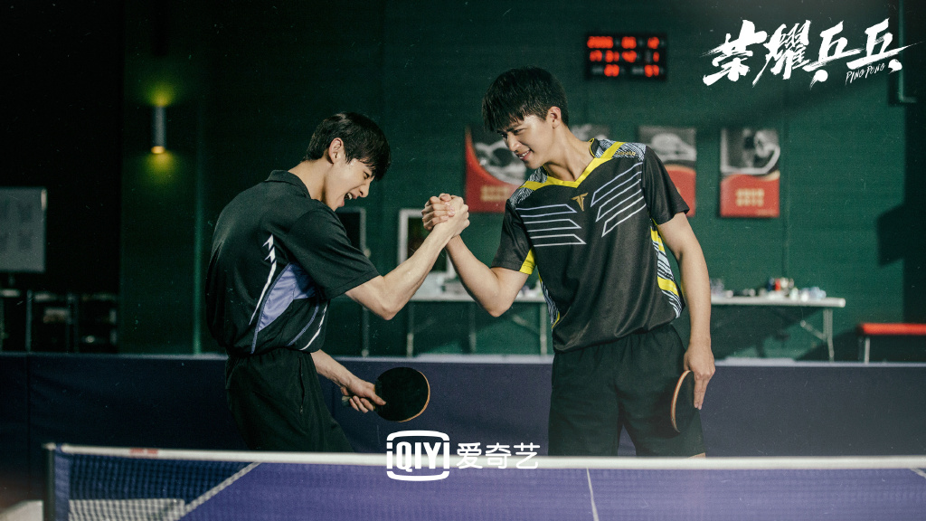 白敬亭 2021新剧:《你是我的城池营垒》、《荣耀乒乓》、《八零九零》、《与晨同光》、《我们的新时代》 共有5部待播作品之多的白敬亭,不久前凭借高评分剧集《平凡的荣耀》中的精湛表现大获好评!来年他有望播出的作品包括:被誉为中国版《太阳的后裔》的《你是我的城池营垒》、与许魏洲双帅主演的《荣耀乒乓》、携手吴倩出演的治愈系都市剧《八零九零》、杀青很久一直没播饿《与晨同光》,以及最新官宣合作好友谭松韵出演的单元剧《我们的新时代》;期待被演员白白霸屏!