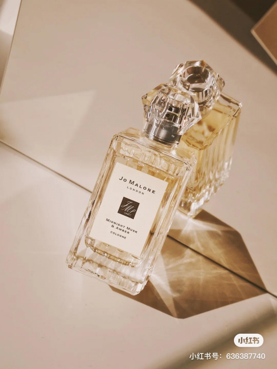 同场加映：Jo Malone圣诞限定新香Midnight Musk & Amber 有在收藏限定款香水的Girls绝对要入这款「午夜麝香与琥珀」香氛！瓶身采以奢华感十足的钻石切割面设计，香水中糅合了三重麝香，让你轻轻喷洒后便能被迷人而温暖的味道簇拥着，余韵悠长的香味令人迷醉～
