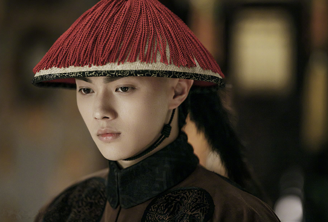 许凯：《延禧攻略》富察傅恒 说到让人印象深刻的男二号，许凯饰演的《延禧攻略》富察傅恒一角必须拥有姓名！与璎珞错过后傅恒依然在她身后默默支持、守护，结局中在外征战的他为了救宫中中毒的璎珞，自己在找解药时中了瘴气之毒、耽误了最佳治疗时期，英年早逝于沙场上。 最后一句留给璎珞的遗言让不少观众哭崩在屏幕前：「魏璎珞，这辈子我守着你已经守够了，下辈子…可不可以换你守着我」? 想代替璎珞大喊：我行我能我可以！