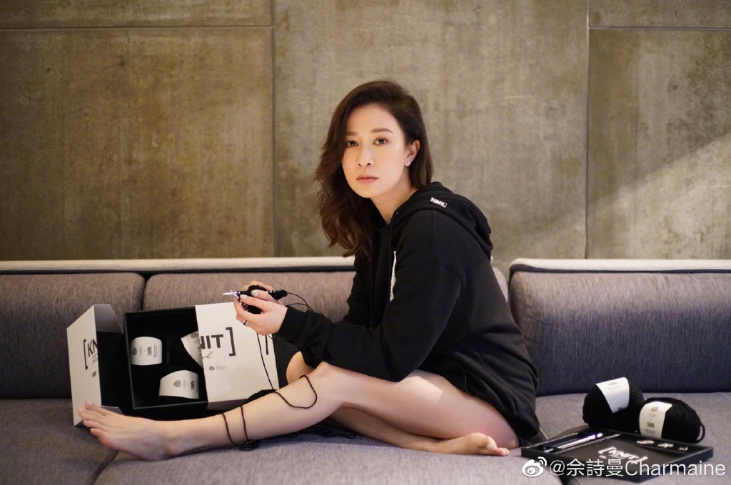 佘诗曼冻龄保养秘诀(五):面膜和眼周保养是冻龄必备 眼周肌肤最容易「显龄」,因此阿佘平日里一定会搭配按摩涂眼霜抑制细纹产生;若是感觉眼部疲劳也可以用眼膜加强眼周肌肤保湿和舒缓。此外面膜也是她的「冻龄肌密」,偏好选择抗老胶原蛋白和保湿型面膜;敷完不妨将多余精华涂抹在脖子、手部和关节上稍加按摩,这些部位都很容易显龄,所以一定要好好保养才行。