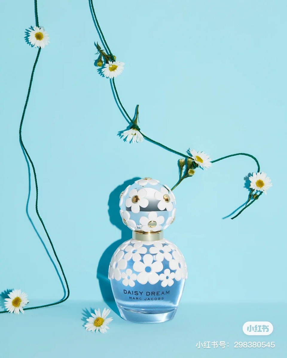 Marc Jacobs Daisy Dream EDT Perfume 100ml With FREE Gift (RM399):小蓝瓶莫杰雏菊梦境香水前调是黑莓、葡萄柚和梨子,中调是紫藤、茉莉与荔枝;后调则是木质香、麝香和淡淡的椰子香;喷洒在身上满满少女感氛围。