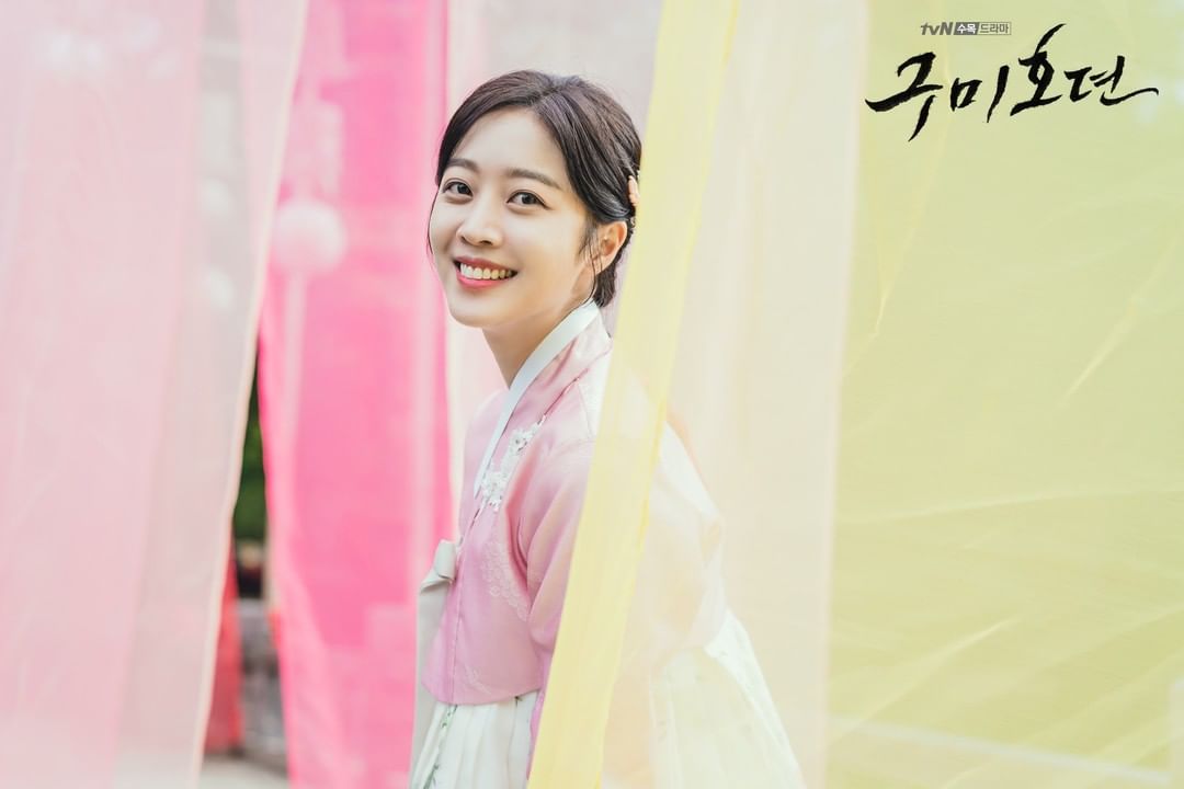 (一)瘦身和美肤秘诀靠「喝」对 女神赵宝儿的好身材和水水肌肤竟是「喝」出来的!?她曾分享过自己没有严格控制饮食、很忙碌没时间运动雕塑身形时,会在每天进食前先喝1-2杯水「垫肚子」,这样接下来进食就自然不会摄取过量了。正餐以外的时间嘴馋想吃东西时,也可以通过喝水来抑制食欲。