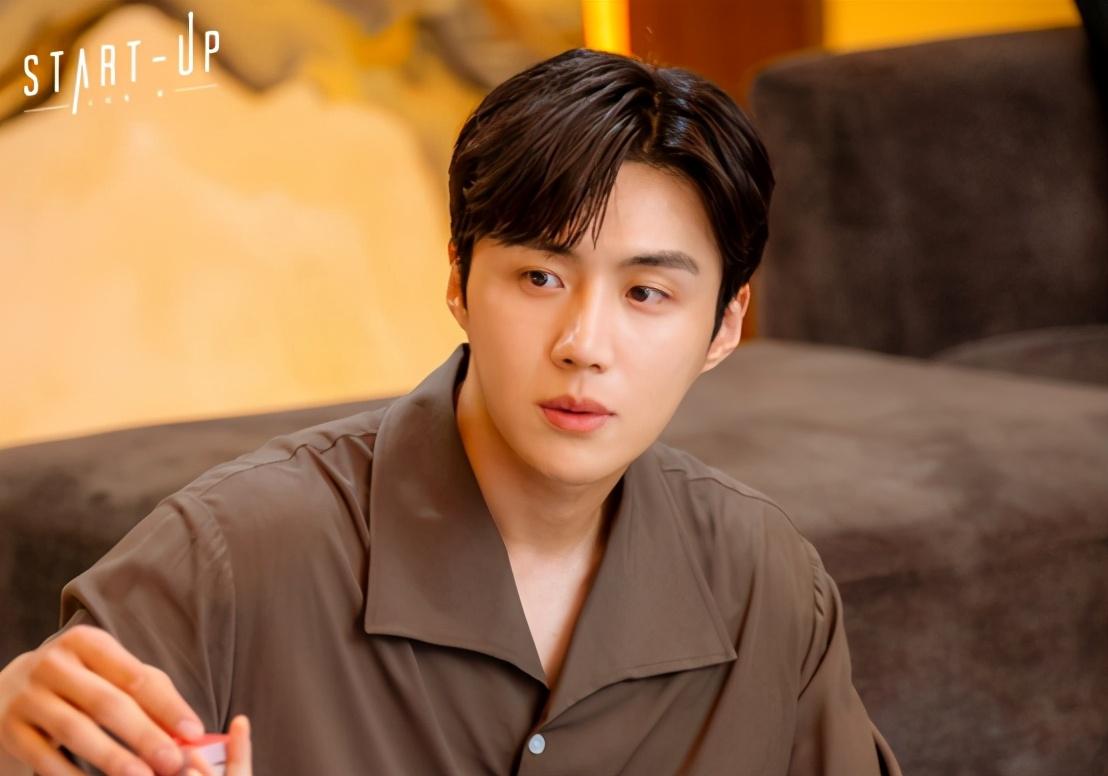 金宣虎：《Start-Up》韩志平 近期热播韩剧《Start-Up》中男二号「韩志平」的扮演者金宣虎彻底火了！剧中人物童年背景设定超惨，但幸好有暖心的达美奶奶帮忙、建立了深厚缘分；阴差阳错之下冒了童年男主的名写信给女主角达美，长大重遇达美后一直默默提供帮助，但做了再多都似乎注定无法在女主心中拥有姓名（哭） 最新第12集中男主去往旧金山发展，与达美分别的数年间预告中可见志平依然和达美有交集；男二最终会否感情线大逆袭，大家一起留守接下来最后四集吧～