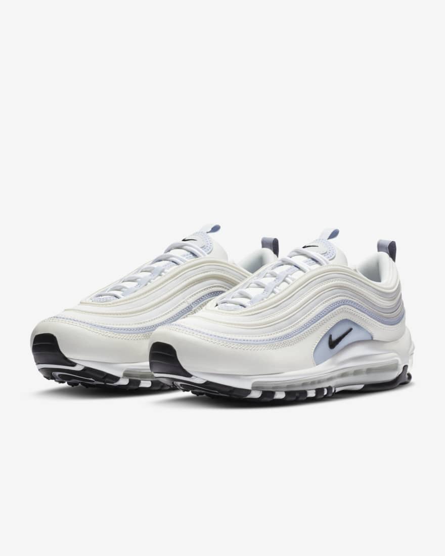 Nike Air Max 97 Essential 冰白蓝色 | 原价 RM705 ? 双十一优惠价 RM489 >> (点击我查看更多购买详情) Nike Air Max 97独有的流畅线条感设计,加上可盐可甜魅力十足的冰白蓝色,这双绝对是Girls本季最值得入的一款啊!