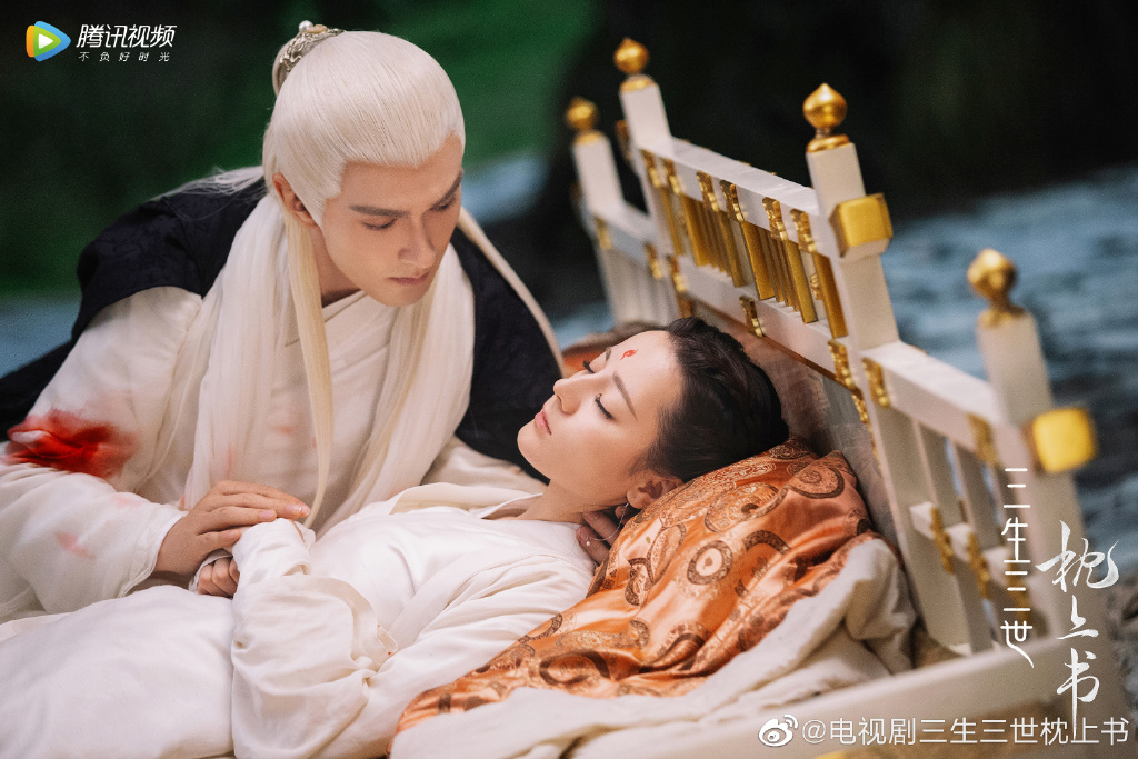 TOP 1 :《三生三世枕上书》 | 单年播放量 81.9亿 播放量超惊人的《三生三世枕上书》,迄今为止观看数字已经累积破80亿!《枕上书》的整体制作无论是服化道、特效,还是演员表现和剧情铺排都可圈可点。 剧中除了东华帝君和凤九,其他角色设定也都颇为饱满,让原著党和非原著党都给出了很不错的评价!