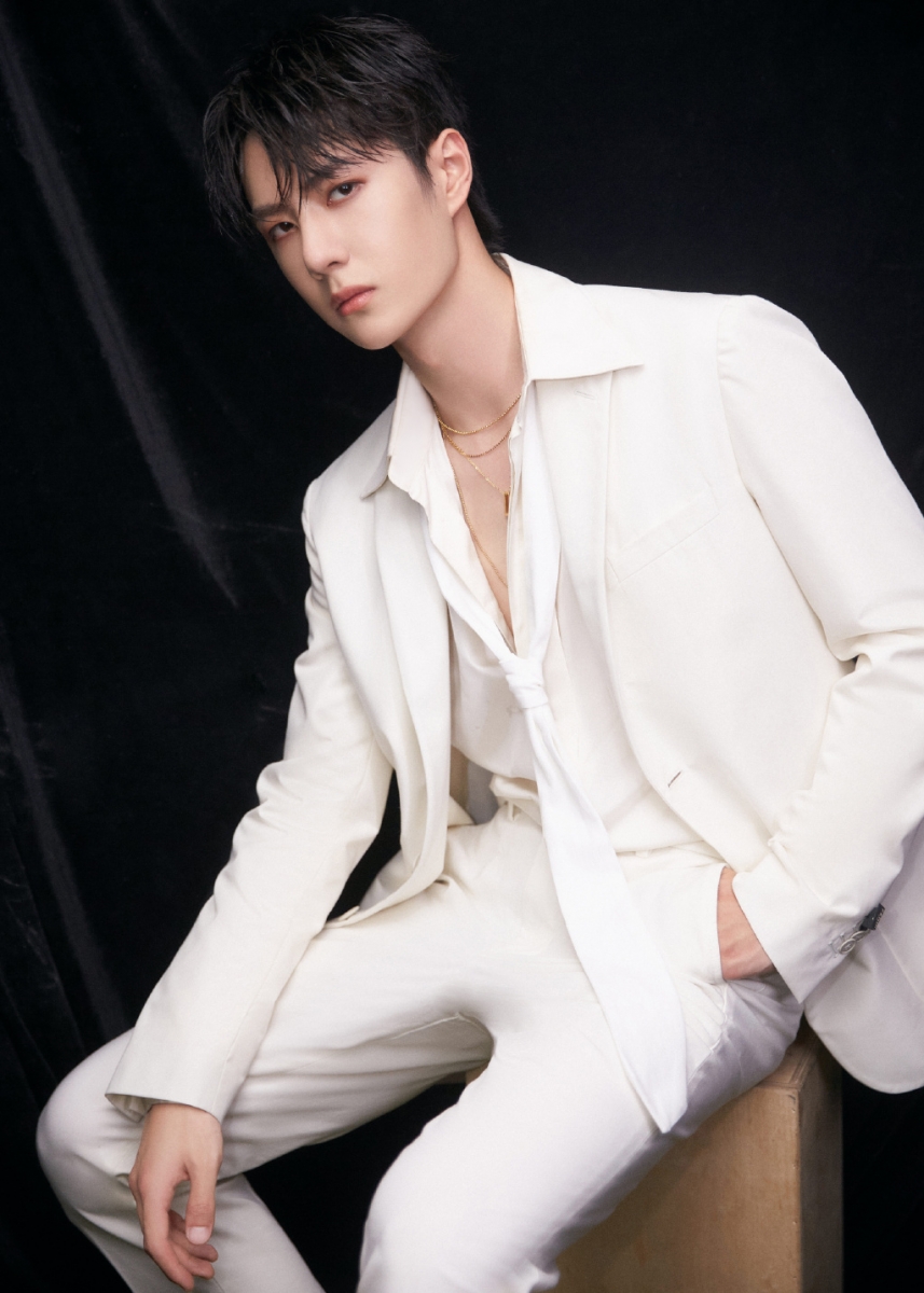 TOP 7 ：王一博 （艺人新媒体指数：7.95） 王一博不久前凭借《陪你到世界之巅》获得第30届中国电视金鹰奖观众喜爱的男演员奖，演艺表现备受肯定；继《冰雨火》和《有翡》陆续释出片花引发期待后，上个月位盛传主演阵容已久的古装大剧《风起洛阳》终于官宣，剧中王一博将出演「百里弘毅」一角，大家一起准备被耶啵男神霸屏吧！