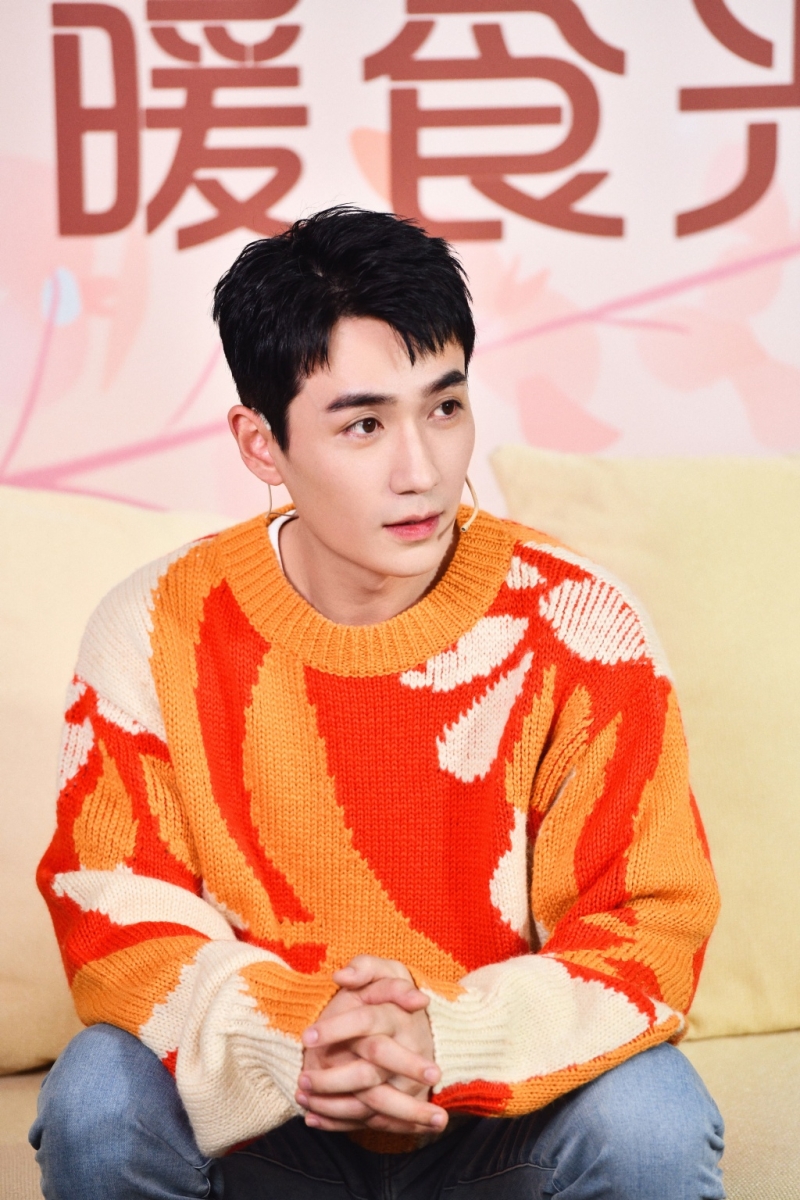 TOP 1 ：朱一龙 （艺人新媒体指数：8.97） 颜艺俱佳的朱一龙高人气不减，一连2部组品《重启之极海听雷》和《亲爱的自己》中演技大受好评、人物共情感极强！来年他和《三十而已》女主童瑶主演的年代谍战剧《叛逆者》有望开播，大家一起期待「居老师」的表现吧～