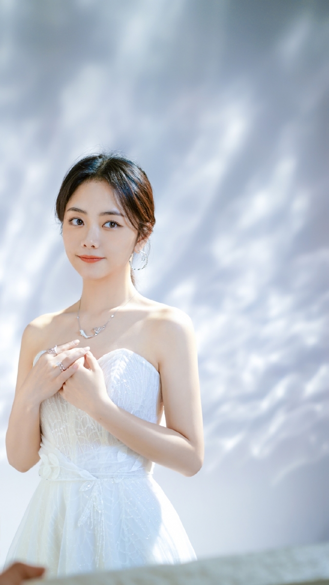 TOP 10 ：谭松韵 （艺人新媒体指数：7.86） 娃娃脸女神Seven谭松韵今年持续霸屏，连续三部作品《锦衣之下》、《以家人之名》和现下热播中的《亲爱的麻洋街》都斩获好评、演技动人～阿编私心特别期待她和钟汉良合作的古装剧《锦心似玉》！