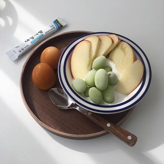 ✨ 星期一餐单： 早餐：小番茄/圣女果10颗左右、鸡胸肉1片、一杯低脂牛奶 午餐：生菜沙拉（酱料要选择低卡的）、鸡胸肉1片、樱桃/莓类水果6颗 零食：小番茄/圣女果7颗左右 晚餐：豆腐、生菜沙拉、杏仁5颗 ✨ 星期二餐单： 早餐：番薯2个、一杯低脂牛奶 午餐：生菜沙拉、鸡胸肉1片、樱桃/莓类水果10颗 零食：杏仁5颗 晚餐：小番茄/圣女果10颗左右、豆腐、樱桃/莓类水果10颗