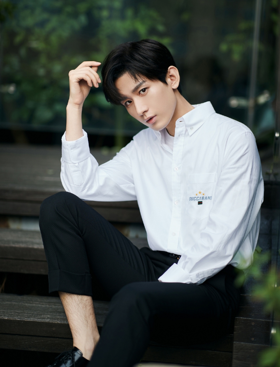 成毅 2021新剧:《梦醒长安》、《南风知我意》 今年凭借《琉璃》禹司凤一角大火的新晋影视男神成毅,来年2部令人期待的新剧都和同公司的张予曦搭档主演~古装剧《梦醒长安》讲述了少年皇帝李炎与紫衣局女保镖程若鱼之间的缱绻感情、以及在朝堂风云中共同蜕变成长的故事;《南风知我意》则讲述了植物学家傅云深与外科医生朱旧从相互误解到经历生死后的两心相许,最终相互治愈的怦然心动爱恋。