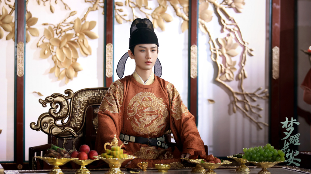 成毅 2021新剧:《梦醒长安》、《南风知我意》 今年凭借《琉璃》禹司凤一角大火的新晋影视男神成毅,来年2部令人期待的新剧都和同公司的张予曦搭档主演~古装剧《梦醒长安》讲述了少年皇帝李炎与紫衣局女保镖程若鱼之间的缱绻感情、以及在朝堂风云中共同蜕变成长的故事;《南风知我意》则讲述了植物学家傅云深与外科医生朱旧从相互误解到经历生死后的两心相许,最终相互治愈的怦然心动爱恋。