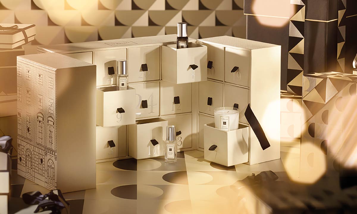 # 1 JoMalone圣诞倒数日历 Jo Malone家每年的圣诞限量礼盒都让人忍不住沦陷！1920年代英伦风情设计的圣诞倒数日历礼盒共有24款香水、香氛蜡烛和身体护理系列等品牌旗下明星产品，一如以往的限量礼盒洋溢着满满圣诞节喜悦～