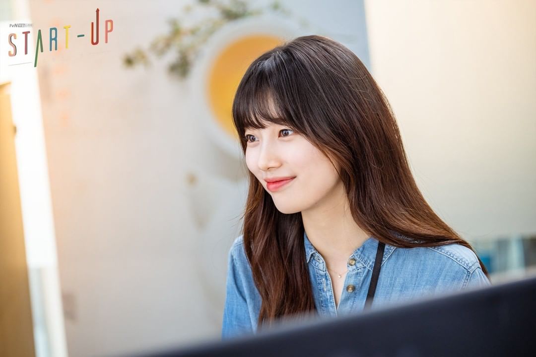 4分钟使用含精油的卸妆膏打圈按摩全脸卸妆; 完成后用洗脸慕斯或打成细致泡沫的洁面乳按摩全脸进行清洁; 之后再用温水洗净全脸,最后用凉凉的水冲洗一遍紧致毛孔;过程用时约4分钟。