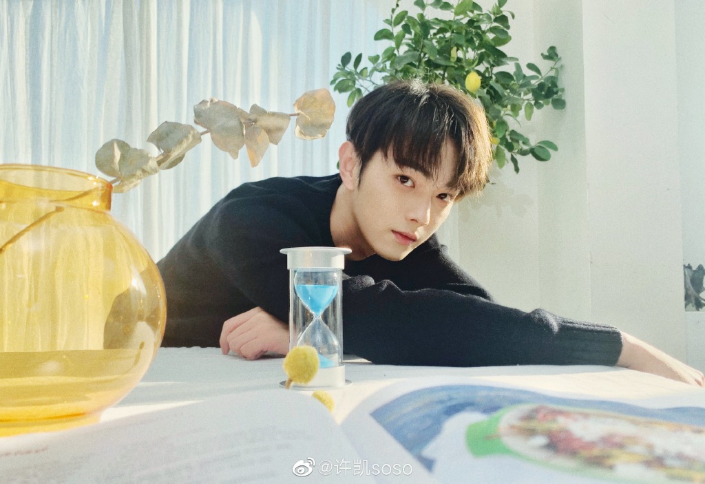 许凯 2021新剧:《千古玦尘》、《你微笑时很美》、《尚食》 男神许凯的2021待播新剧同样引发期待!其中包括:《千古玦尘》携手周冬雨上演几经生死依旧情深不负的仙侠爱情故事、与程潇主演的电竞甜宠剧《你微笑时很美》、以及继《延禧攻略》后再度合作吴谨言领衔出演的古装剧《尚食》,阿编私心觉得这3部剧无论是演员卡司或剧情内容都很具爆款相呢~