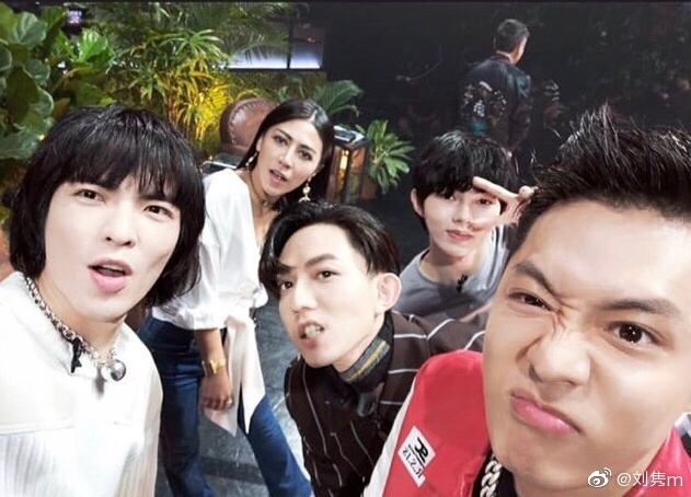 之后他也陆续担任过《森林之王2》飞行导师、《少年之名》选秀节目出任少年特新教练暨舞蹈总监,在音乐节目《幻乐之城》担任周笔畅助阵嘉宾,去年底也以风暴联盟名义与Henry刘宪华有过舞台合作~今年的《超新星运动会》也能看见他的身影。