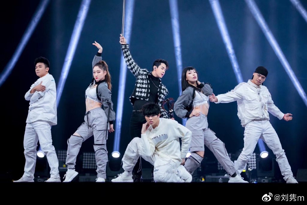 之后他也陆续担任过《森林之王2》飞行导师、《少年之名》选秀节目出任少年特新教练暨舞蹈总监,在音乐节目《幻乐之城》担任周笔畅助阵嘉宾,去年底也以风暴联盟名义与Henry刘宪华有过舞台合作~今年的《超新星运动会》也能看见他的身影。