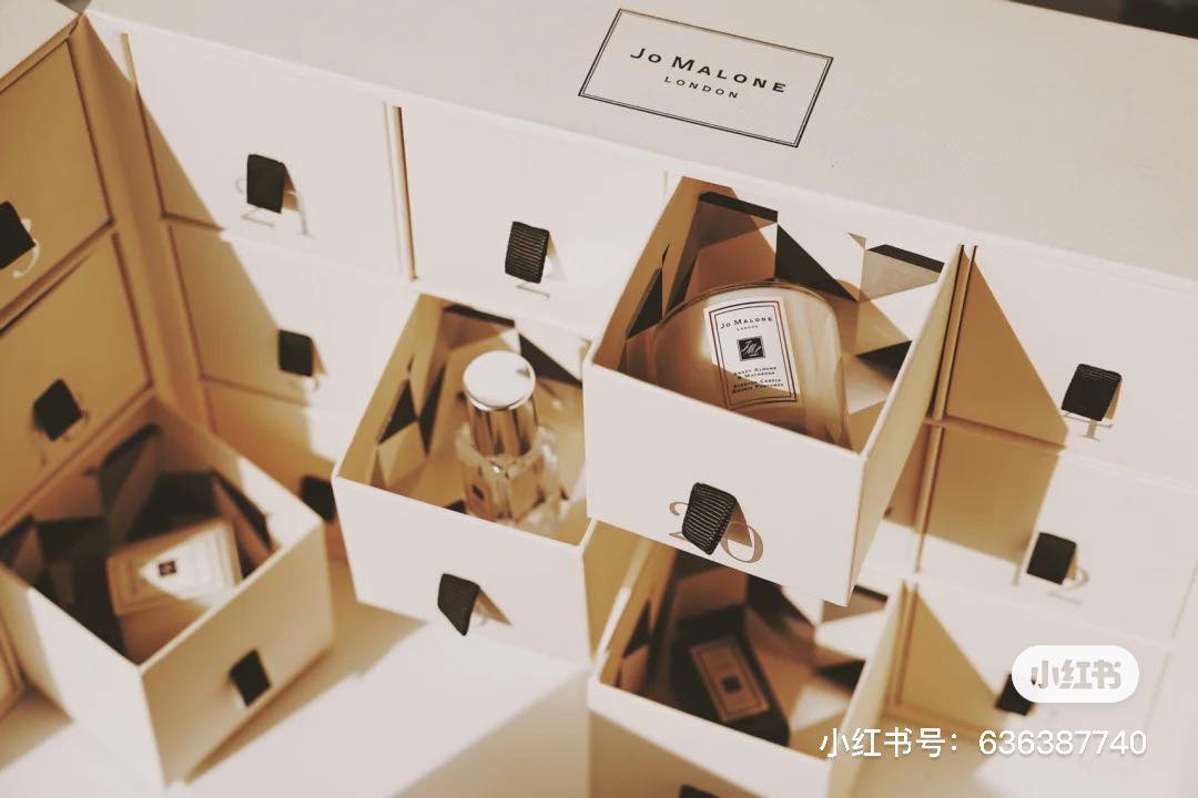# 1 JoMalone圣诞倒数日历 Jo Malone家每年的圣诞限量礼盒都让人忍不住沦陷！1920年代英伦风情设计的圣诞倒数日历礼盒共有24款香水、香氛蜡烛和身体护理系列等品牌旗下明星产品，一如以往的限量礼盒洋溢着满满圣诞节喜悦～
