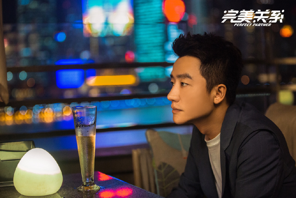 TOP 8 :《完美关系》 | 单年播放量 35.9亿 黄轩、佟丽娅和陈数主演的《完美关系》虽然收视很不错但口碑扑街、在豆瓣开出了超低3.9分;和同期播出的《安家》同样主打职场主题,开播后却被喷「职场戏跟玩儿似的,根本就是披着职场剧外皮的玛丽苏偶像剧」。 而且编剧笔下、主创团队拍摄剪辑下的主角人设很迷、非常尴尬,真的可惜了一群很棒的演员阵容。