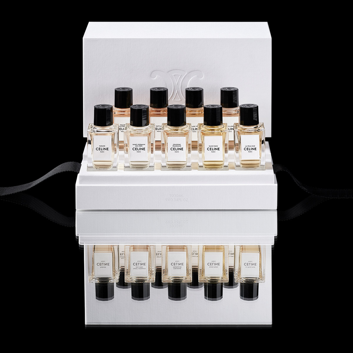 # 6 CELINE 迷你香水礼盒 CELINE家今年初推出的Haute Parffumerie香水系列，在今年圣诞节特别释出迷你装礼盒设计，让你一次拥有9款10ml高定香水；外盒以及方型瓶身极简设计都质感破表，整齐陈列在礼盒中的香水犹如收藏品般极为精致。