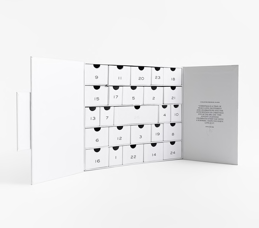 打开后映入眼帘的是一共25格小抽屉,从12月1日起每天打开一格直到圣诞来临,日日都有小惊喜!