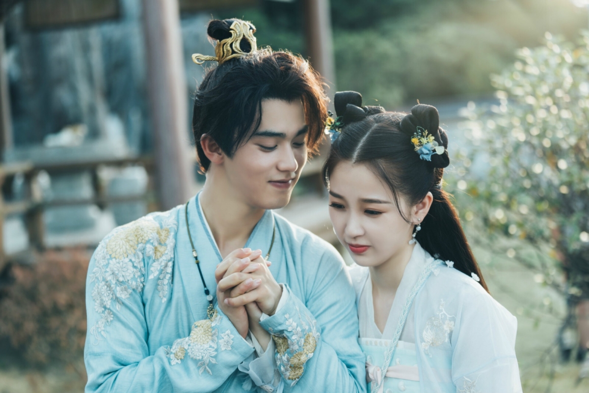 # 6 《少主且慢行》 近期新晋男神刘奕畅在《如意芳霏》中饰演反派男二表现出色~阿编考古他上半年和THE-9虞书欣共同出演的这部《少主且慢行》,入坑才发现真香啊 ? 故事讲述南府太府令少主赵错误打误撞认识了女法医田三七,一系列啼笑皆非事件后俩人成了亲。 口嫌体正直少主以及呆萌傻姑娘田三七这边厢还在高甜撒糖,下一秒就会无预警优惠急转直下变沙雕,互坑互损相爱相杀的情节爆笑又超甜!过程中俩人卷入悬案并一同破解真相、不断成长,最终有情人终成眷属;高甜轻喜剧情加悬疑探案情节非常?️,保证入坑不亏~