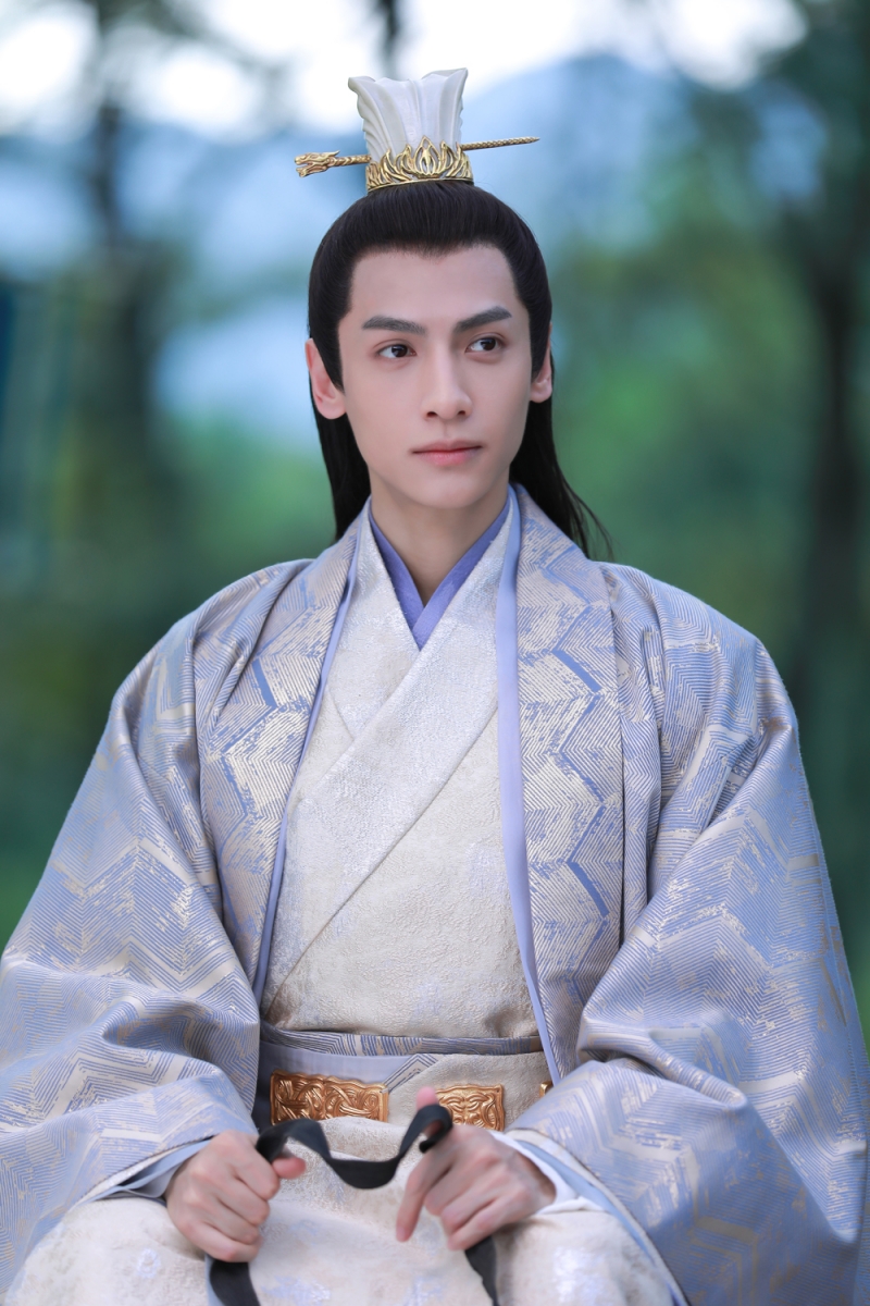 罗云熙：《白发》容齐 罗云熙在另一部古装剧《白发》中同样把悲情贯彻到底，剧中爱上自己并非亲生的妹妹，但局势所迫只能忍痛把她推向别人怀中嫁给他人。 即使知道妹妹对自己心存怨恨和误解，但都不能做出任何解释、只能默默承受一切。最后还被自己的母后下毒迫害 ? 这部真的看哭过不少观众啊～