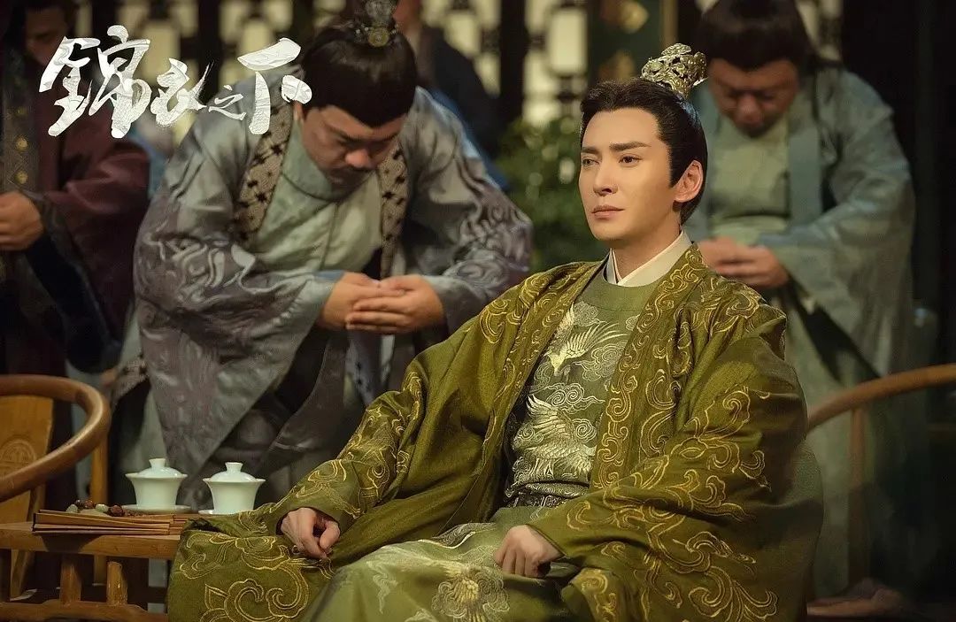 韩栋：《锦衣之下》严世蕃 「不怕男二坏，就怕男二帅」说的绝对是咱们「小阁老」没错了！作为咱们六元一斤虾CP粉头，完全就是神助攻一般的存在啊 ? 对林姨的一往情深虽然后期颇有恐怖情人feel（笑）但在心爱的女生面前从六亲不认到卑微告白：「我喜欢你，我想让你心甘情愿留在我身边，好吗？」，莫名从令人憎恶的设定变得让观众又爱又恨、还莫名超圈粉～这边真的要大推一波韩栋的超强实力演技啊！