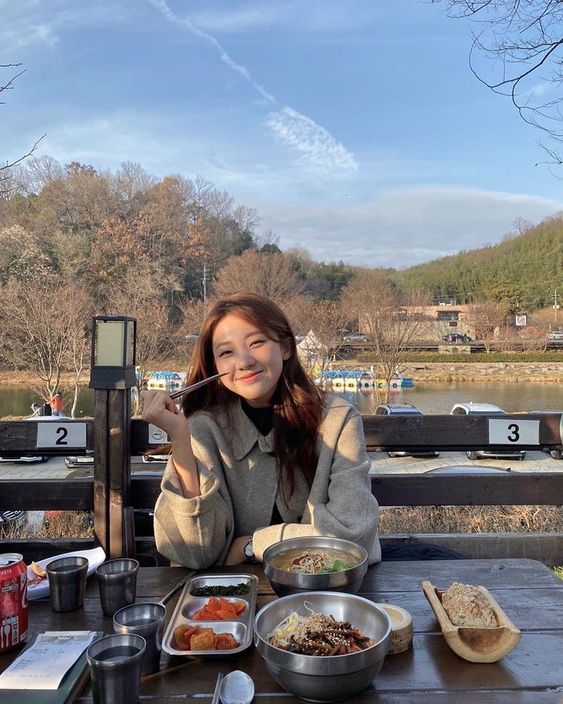 日前带大家看完女团练习生必练的7步骤瘦身操后，今天这篇接着带大家了解一款韩国练习生曾在社群媒体上分享的「七日快速瘦身餐」；据说只需要跟着这份餐单吃、三餐吃足还能吃零食，七天就能看到明显减重效果，一个月之内轻松减去5KG之多！马上来看看餐单详情：