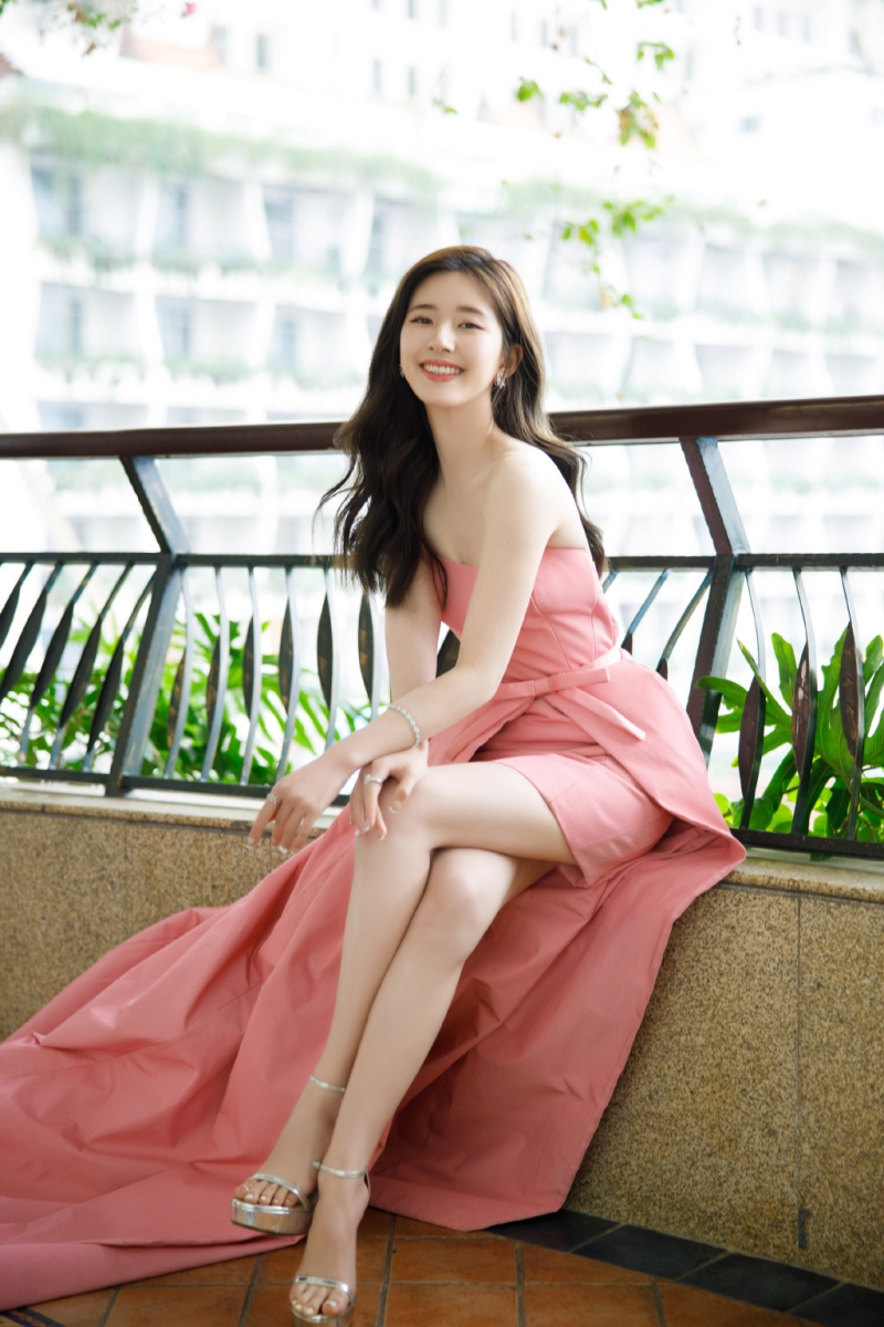 TOP 5 ：赵露思 （艺人新媒体指数：8.07） 霸屏女神赵露思今年一连带来了《三千鸦杀》、《传闻中的陈芊芊》和《我，喜欢你》3部高评分甜宠剧；无缝进组的她目前有2部已杀青待播剧《一不小心捡到爱》和《长歌行》，拍摄中以及刚官宣的作品则分别有合作徐开骋的《国子监来了个女弟子》以及古装大剧《且试天下》～