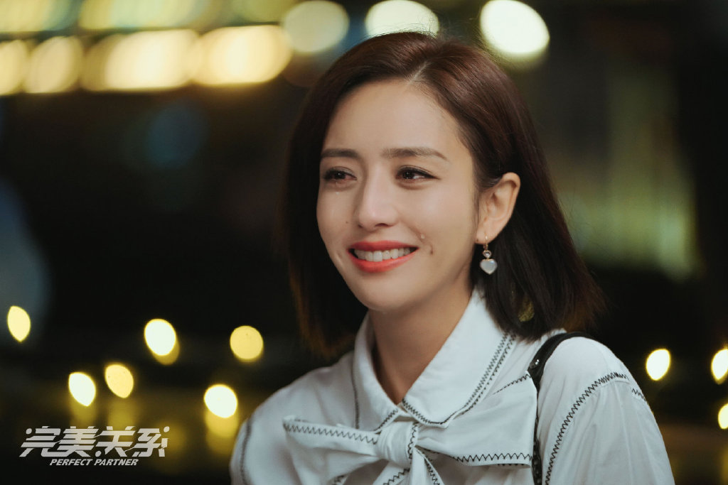 TOP 8 :《完美关系》 | 单年播放量 35.9亿 黄轩、佟丽娅和陈数主演的《完美关系》虽然收视很不错但口碑扑街、在豆瓣开出了超低3.9分;和同期播出的《安家》同样主打职场主题,开播后却被喷「职场戏跟玩儿似的,根本就是披着职场剧外皮的玛丽苏偶像剧」。 而且编剧笔下、主创团队拍摄剪辑下的主角人设很迷、非常尴尬,真的可惜了一群很棒的演员阵容。