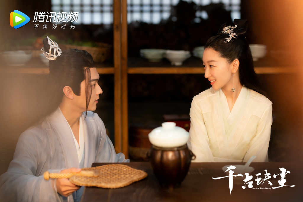 许凯 2021新剧:《千古玦尘》、《你微笑时很美》、《尚食》 男神许凯的2021待播新剧同样引发期待!其中包括:《千古玦尘》携手周冬雨上演几经生死依旧情深不负的仙侠爱情故事、与程潇主演的电竞甜宠剧《你微笑时很美》、以及继《延禧攻略》后再度合作吴谨言领衔出演的古装剧《尚食》,阿编私心觉得这3部剧无论是演员卡司或剧情内容都很具爆款相呢~