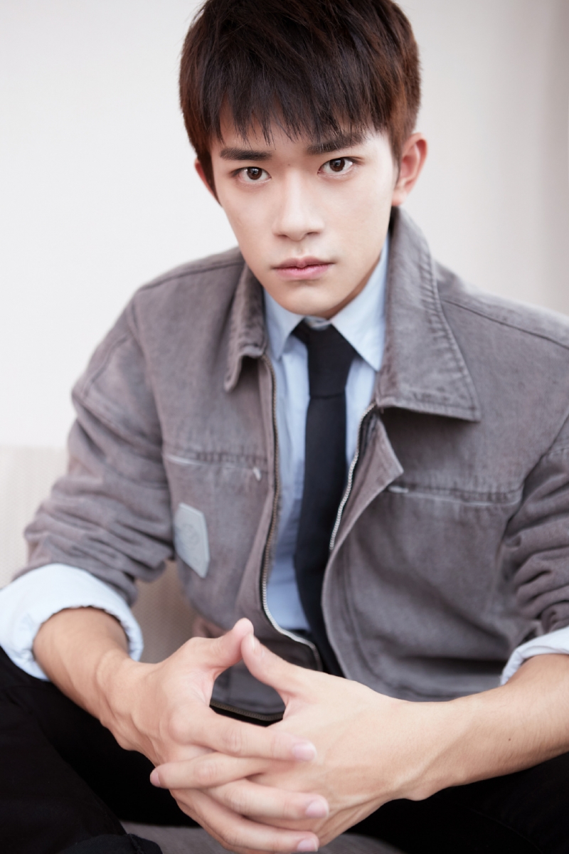 TOP 14 ：易烊千玺 （艺人新媒体指数：7.62） 四字弟弟易烊千玺凭借《少年的你》横扫了2020年多个颁奖典礼的最佳新演员、最佳男主演殊荣；其主演的抗癌家庭温情电影《送你一朵小红花》不久前释出预告，已定档在12.31上映。