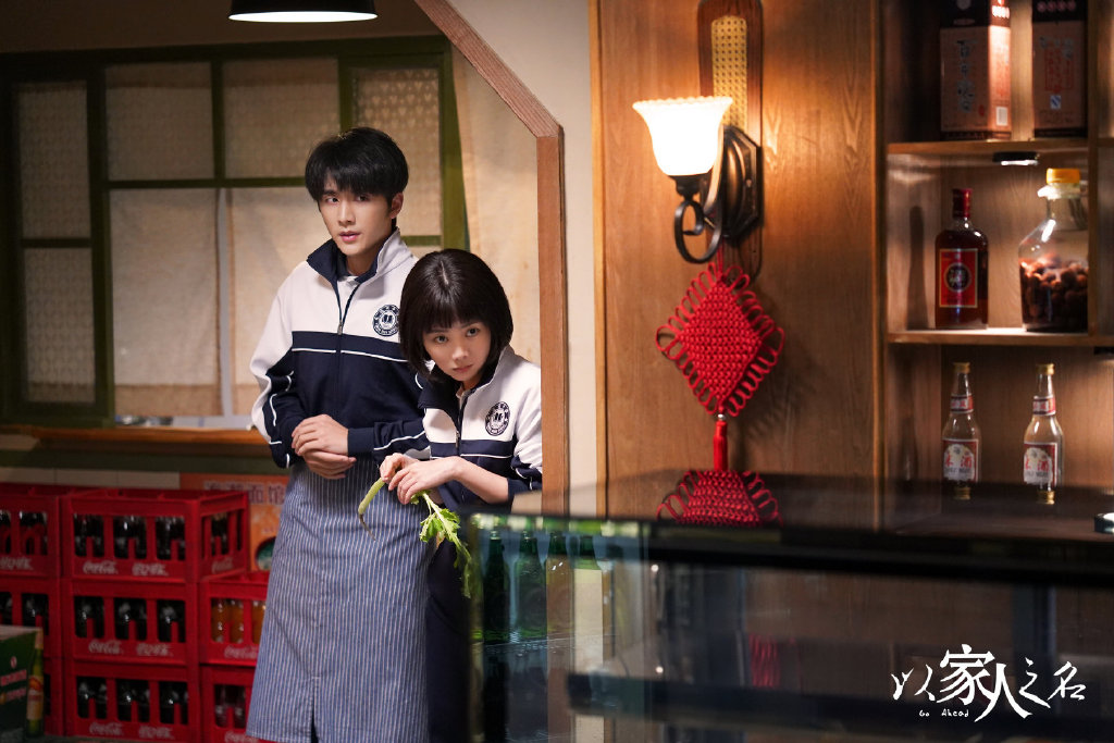 TOP 5 :《以家人之名》 | 单年播放量 51.8亿 几乎占据了整个暑假话题榜的《以家人之名》,每一位主演都给观众留下极为深刻的印象,同时也为剧中宋威龙、张新成、谭松韵等“高颜值+好演技”的年青演员们积累了更高人气! 虽然《以家》剧情后半部分被评有点高开低走,但总体来说还是很值得入坑的一部好作品~