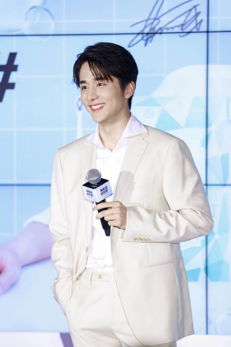 张新成 2021新剧:《回廊亭》、《光芒》 今年一连凭借《冰糖炖雪梨》和《以家人之名》斩获极高人气的大势男神「小哥」张新成,目前共有2部已拍摄完毕的待播作品《回廊亭》、《光芒》,剧中角色都有很大突破,大家一起拭目以待!据路透消息指出,张新成和甜宠剧女神梁洁目前已进组开拍《变成你的那一天》,该剧由《以家人之名》主创团队制作,内容讲述男女主角在生日当天互换灵魂并渐渐双箭头互生情愫~大家最这组CP期不期待呢??