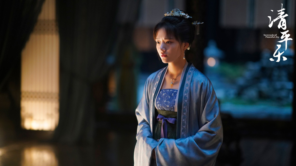 TOP 4 :《清平乐》 | 单年播放量 52.3亿 相信不少陆剧迷都听过「正午阳光影业出品必属精品」一说,但《清平乐》播出后交出的成绩单却没有预期那么好。该剧拍摄质感很棒,充分展现了北宋绝代风华;一众主演们也都给出了精湛表现~ 但总体为了交代宏大的格局呈现节奏较缓,以感情线为主轴的话叙事方式稍显冗长不够出彩、当做历史正剧来看的话感情戏又偏多了...追过这部的朋友,你又有什么样的观后感呢?