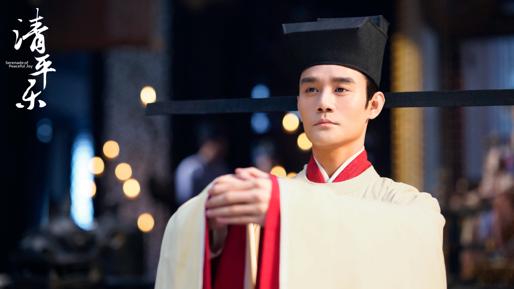 TOP 4 :《清平乐》 | 单年播放量 52.3亿 相信不少陆剧迷都听过「正午阳光影业出品必属精品」一说,但《清平乐》播出后交出的成绩单却没有预期那么好。该剧拍摄质感很棒,充分展现了北宋绝代风华;一众主演们也都给出了精湛表现~ 但总体为了交代宏大的格局呈现节奏较缓,以感情线为主轴的话叙事方式稍显冗长不够出彩、当做历史正剧来看的话感情戏又偏多了...追过这部的朋友,你又有什么样的观后感呢?