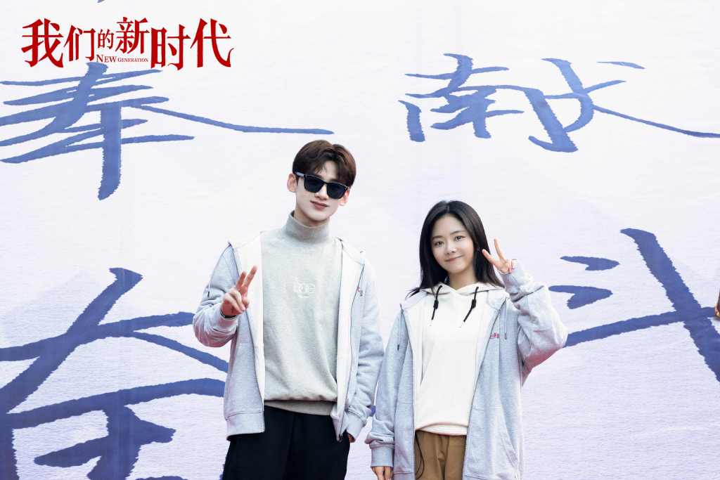 白敬亭 x 谭松韵《我们的新时代之因为有家》(已官宣) 献礼剧《我们的新时代》日前官宣开机,全剧将由6个单元剧组成;私下感情甚笃的白敬亭和谭松韵确认会在其中单元剧合作,讲述大学生村官变主播带货自主创业的励志故事。有网民爆笑描述:「难道这是在以李佳琦和薇娅做为故事原型,还要用他们来组CP?」?! 你是不是也和小编一样很期待这个组合的?(笑)