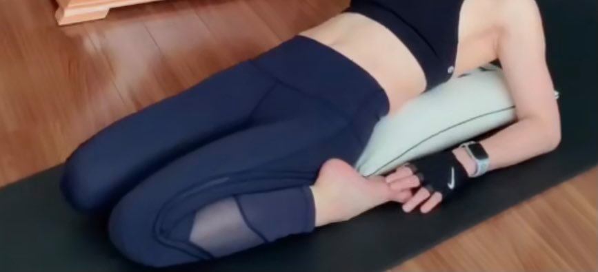 躺好后双手向头上伸直拉伸,腰背和臀部放松,专注力放在脚背拉筋、大腿前侧肌肉的拉伸和一呼一吸间。可以躺个3-5分钟左右~ Tips:刚开始做这个动作的Girls有可能躺不下去,可以先从动作(一)的坐姿先练起,多拉伸一段时间后再进阶到动作(三),不要强迫自己一步到位。建议可以用一颗枕头放在腰间位置,身体往后躺时腰背更舒服不紧绷。