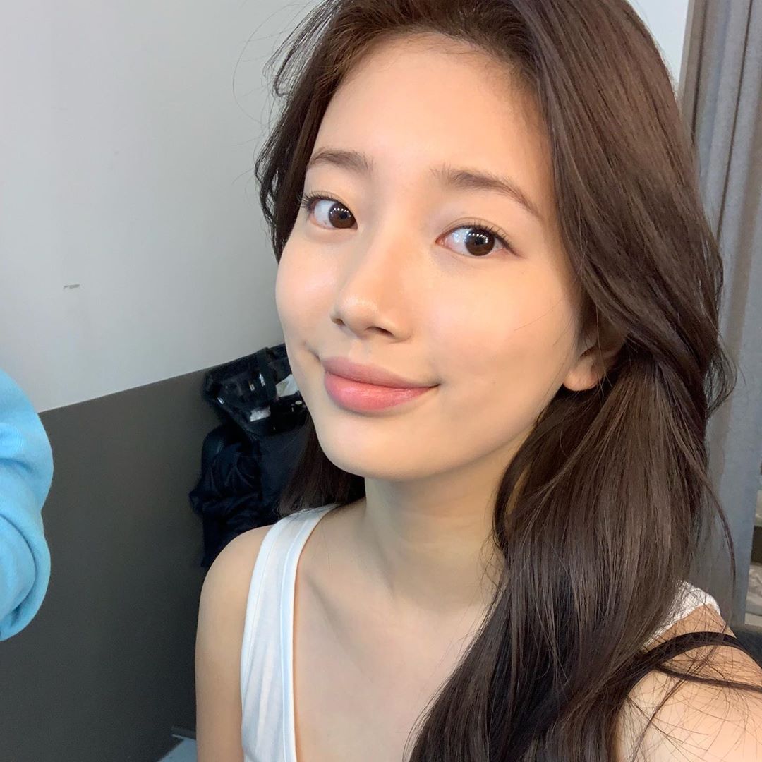 (一)独创424洗脸法 秀智是公认的牛奶肌女神,皮肤好到素颜照也看起来状态爆好!她曾在受访时分享过自己除了平日注重保湿、抗老和美白,「清洁」上也下足功夫以避免黑头粉刺问题和长痘痘。她独创的「424洗脸法」掀起韩妞们仿效,方法如下: