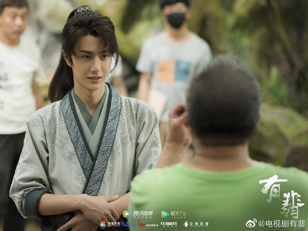 王一博 2021新剧:《冰雨火》、《有翡》 目前进组拍摄古装大剧《风起洛阳》的王一博,其主演的古装剧《有翡》和现代缉毒剧《冰雨火》都已经陆续释出精彩预告;从耶啵接演的剧集类型可见他一直在尝试不同戏路、挑战不同的人物角色,大家一起对他的未来表现拭目以待吧!